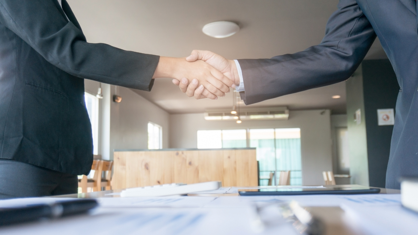 Descubre nuestras modernas oficinas amuebladas en el Centro de Negocios LDU y trabaja en un ambiente profesional. 