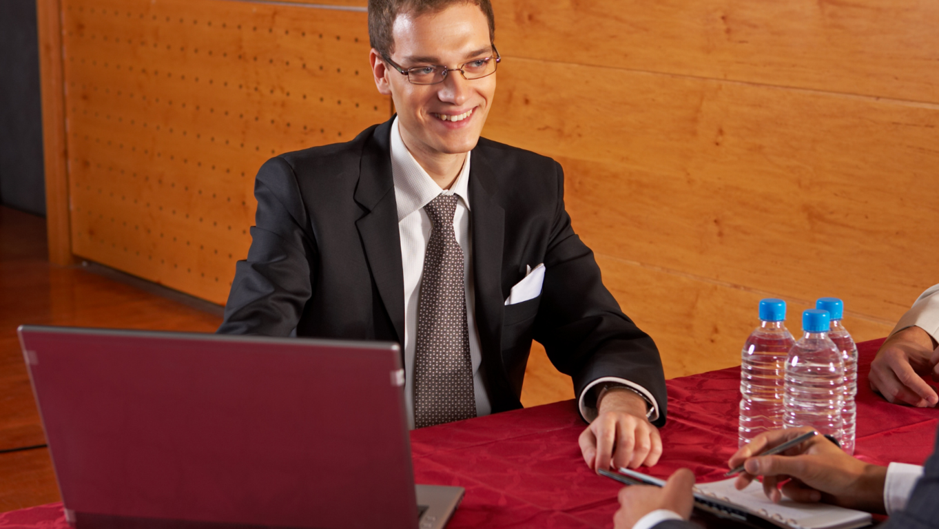 Impulsa tu negocio, sé el primero en rentar nuestras estratégicas oficinas amuebladas en el Centro de Negocios LDU. 