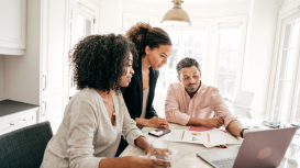 Maximiza tu productividad con nuestras cómodas salas de juntas 