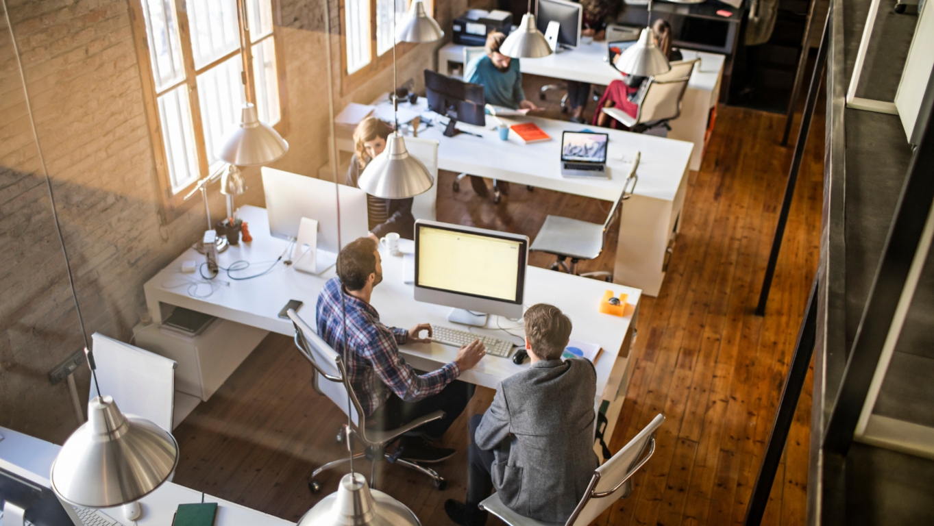 Mejora tu rendimiento laboral al máximo en el Centro de Negocios LDU con nuestro servicio de coworking. 