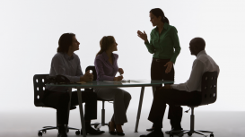 Olvídate del estrés de equipar una oficina. Disfruta de nuestras oficinas amuebladas en el centro de negocios 