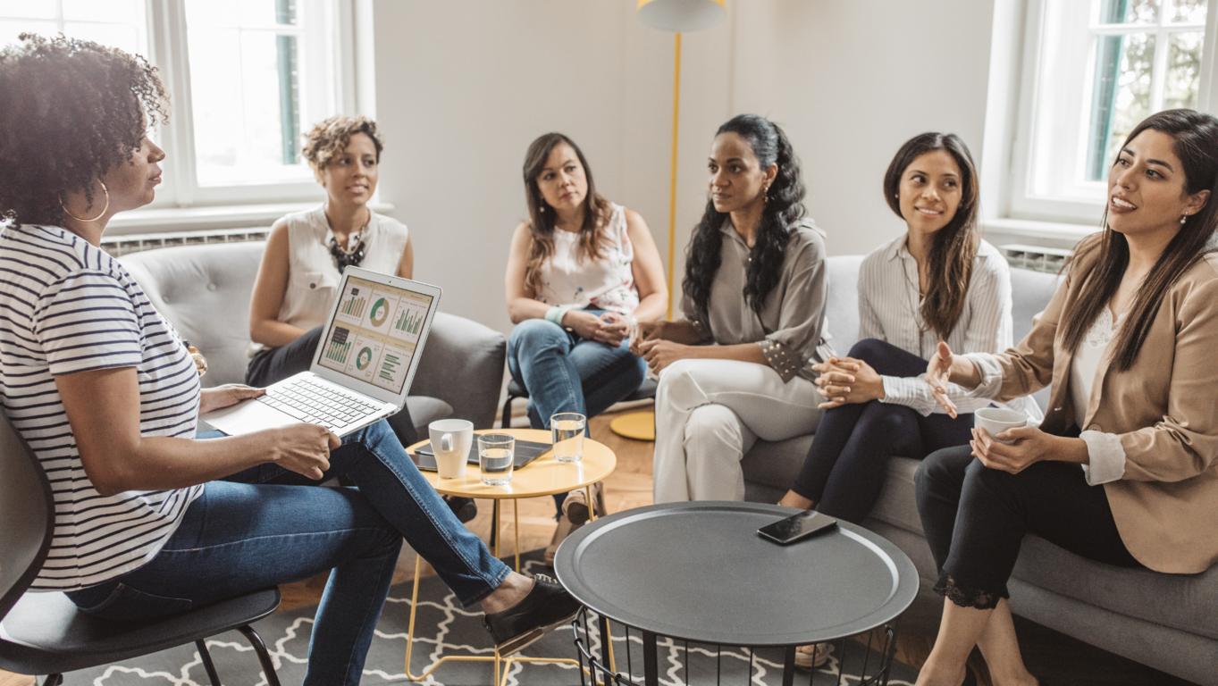 Optimiza la eficiencia de tus reuniones alquilando nuestras modernas Salas de Juntas 
