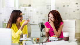 Potencia tu creatividad en nuestro moderno espacio de coworking. 