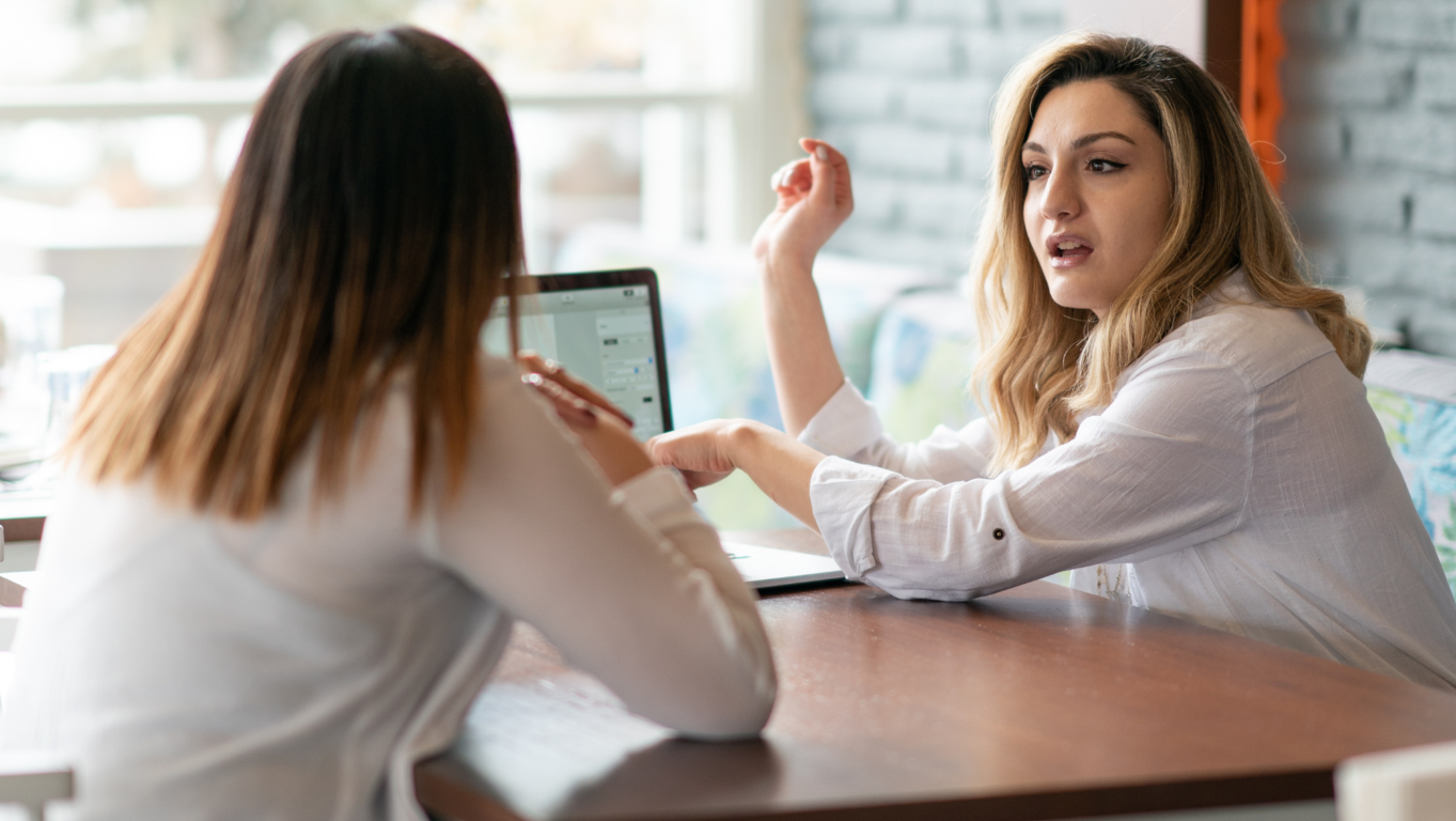 Potencia tu negocio con nuestras oficinas amuebladas en el Centro de Negocios LDU. 