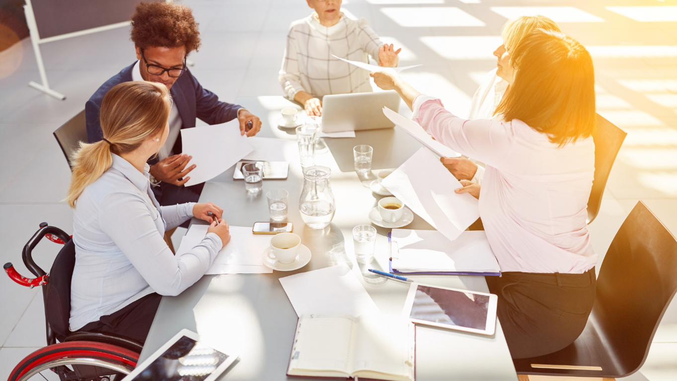 Potencia tu productividad con nuestras modernas salas de juntas 