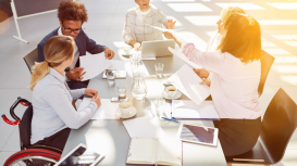 Potencia tu productividad con nuestras modernas salas de juntas 