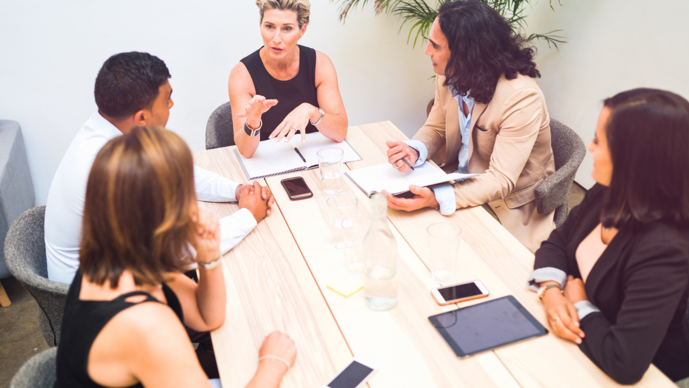 Supera tus inseguridades y lidera con confianza en tus reuniones estratégicas 