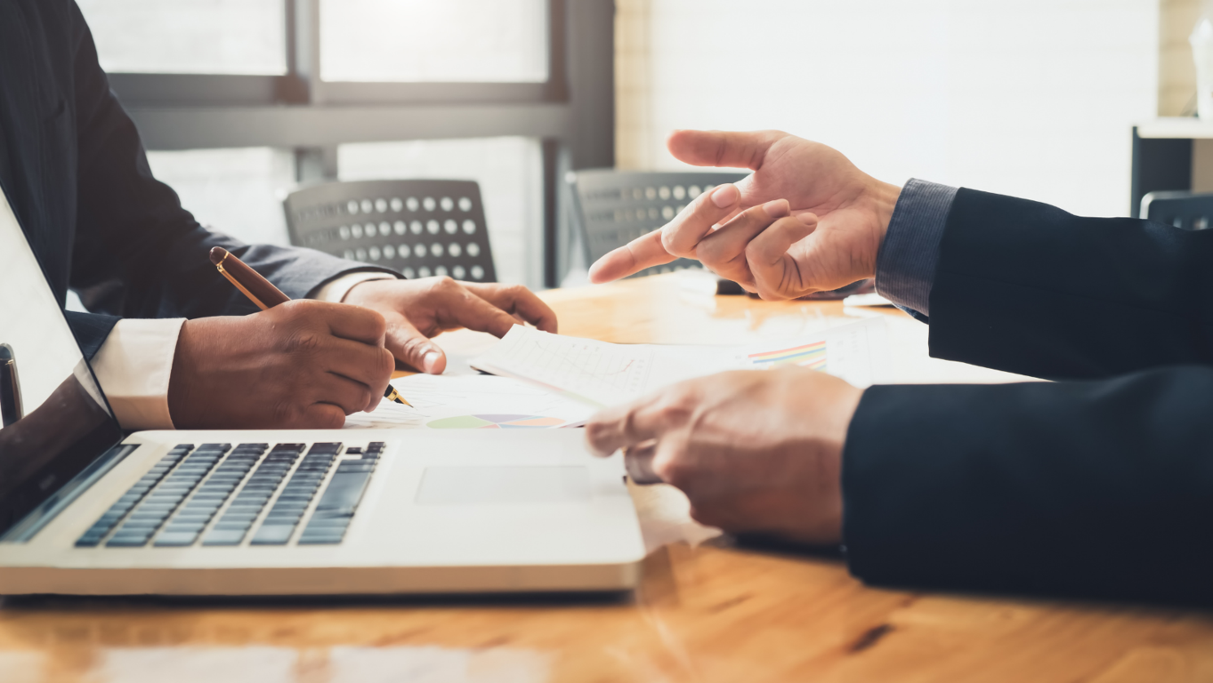 Trabaja en un ambiente colaborativo en nuestro coworking en el Centro de Negocios LDU. 